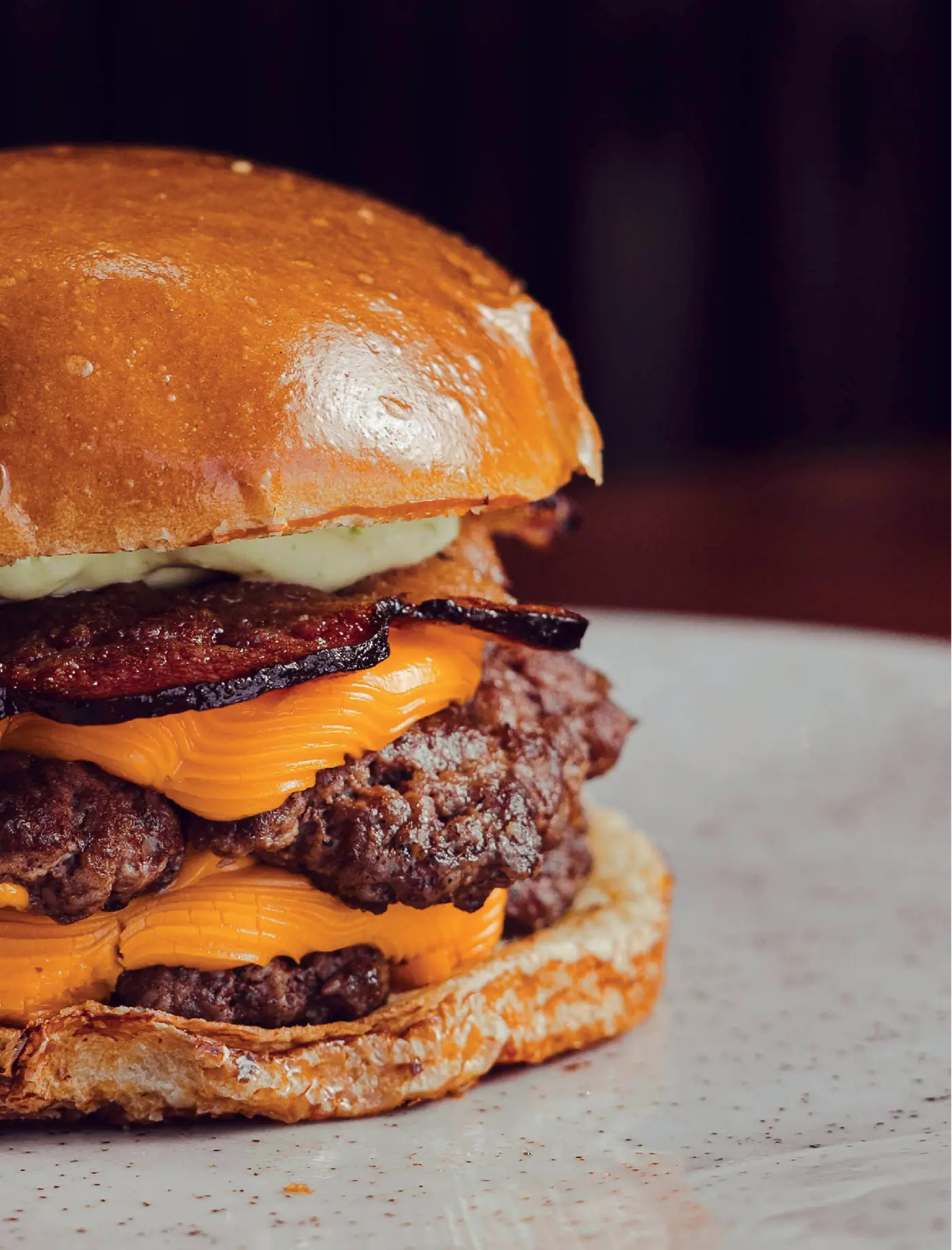 Halal beefburger met cheddar op een brioche bun